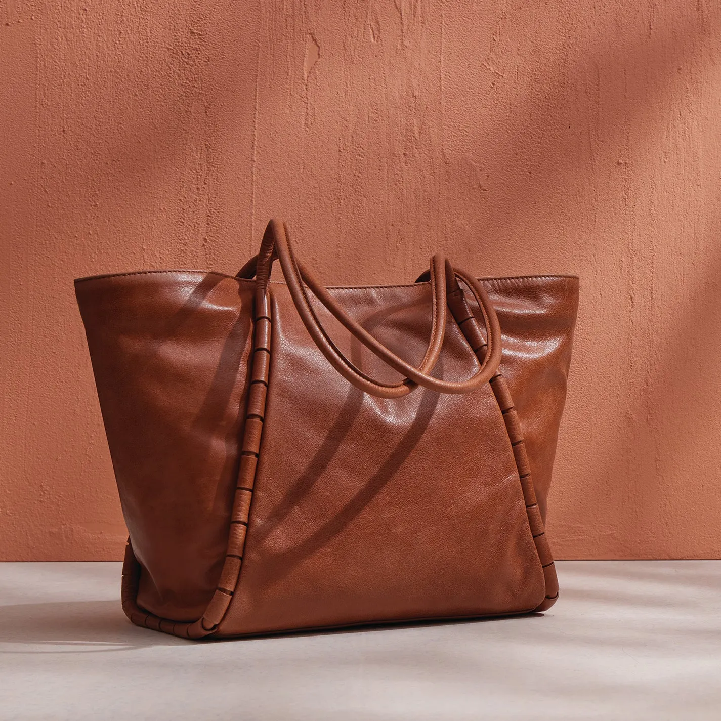 Phoebe Tote In Santa Cruz Leather - Saddle